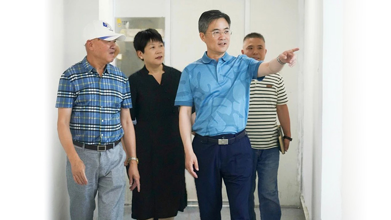 奉贤区政协主席陈勇章赴海湾镇走访调研小方制药